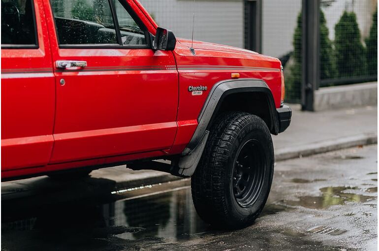 old-car-travel-red
