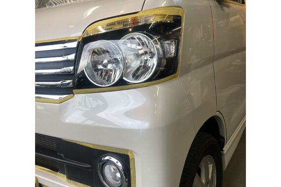 Fガラス、その他モール系のゴム、樹脂部分マスキング作業