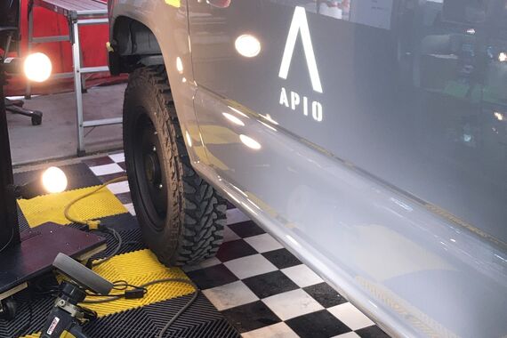 サイド部は、専用の照明を当てて研磨